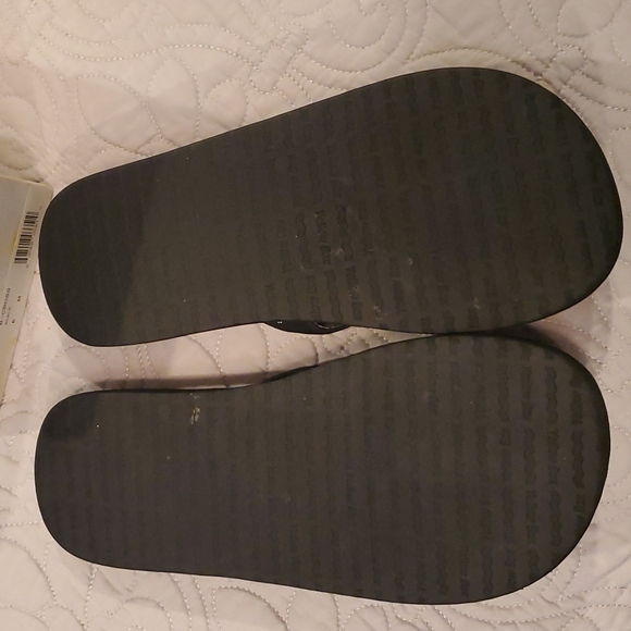 Yellow Box Black Cross Flip Flops size 6 - Picture 4 of 7